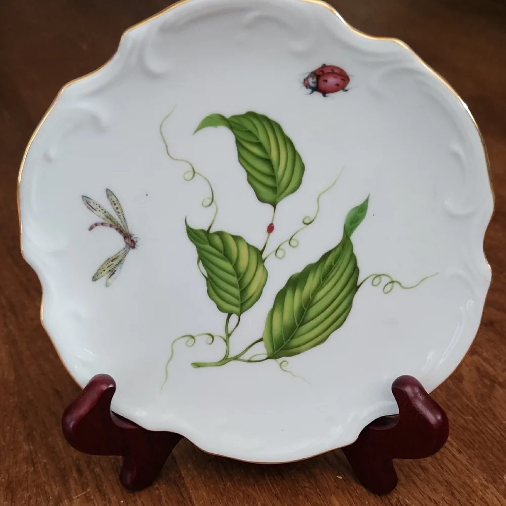 I. Godinger & Co. Decorative White and Green Porcelain Plate